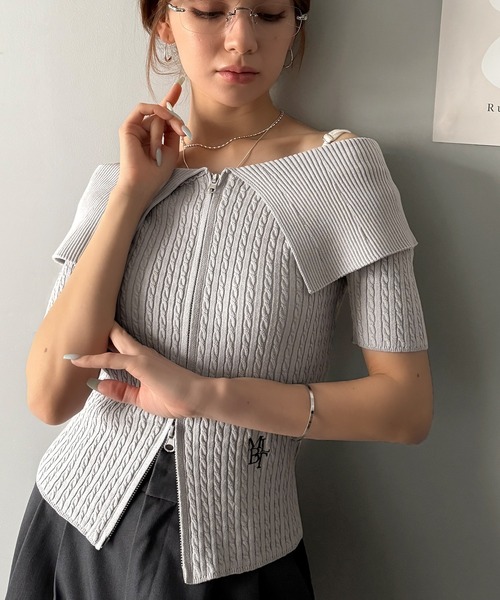mily bilet(ミウィビレット)の「【mily bilet】抜け感レディースタイル。ロゴ刺繍オフショル2WAYダブルジップケーブル柄サマーニット(半袖)(Tシャツ/カットソー・レディース・ブラック/ライトグレー/ホワイト・LARGE/MEDIUM/SMALL/X-LARGE)」の8枚目の写真
