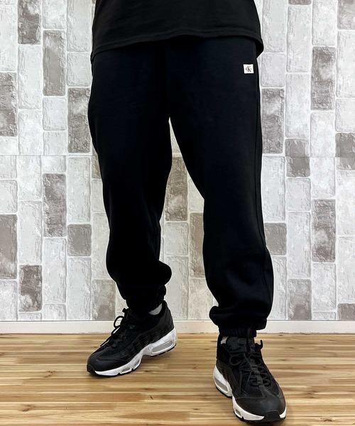 Calvin Klein(カルバン・クライン)の「CK バッジフリースジョガー スウェットパンツ BADGE FLEECE JOGGER(スウェットパンツ・メンズ・ブラック・M/S/XL/L)」の1枚目の写真