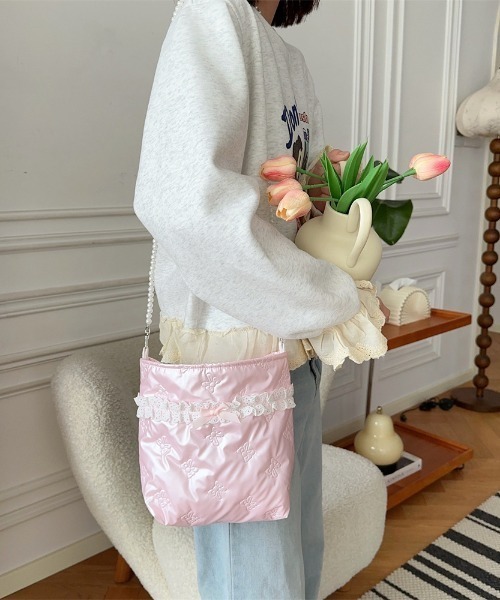 Mejoul(メジュール)の「オーロラリボンキルティングミニショルダー(ショルダーバッグ・レディース・ピンク/シルバー/シルバー系その他/ホワイト系その他/ピンク系その他・F)」の6枚目の写真