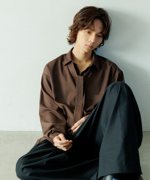 ADAM ET ROPE'（アダムエロペ）の「【ZOZO限定】ドレープとろみ ルーズシルエット ボウタイシャツ / オールシーズン着用可能 / 2Way / ユニセックス / Made by ZOZO（シャツ/ブラウス・メンズ・ベージュ系その他/ダークブラウン/ホワイト/ライトグレー/ブラック・L/M/S）」の17枚目の写真