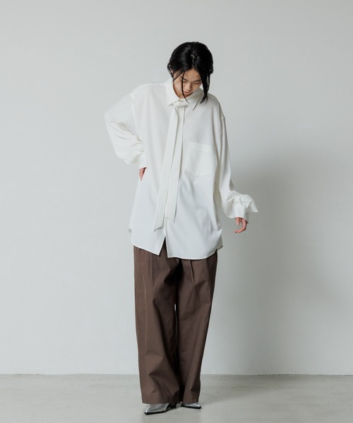 ADAM ET ROPE'（アダムエロペ）の「【ZOZO限定】ドレープとろみ ルーズシルエット ボウタイシャツ / オールシーズン着用可能 / 2Way / ユニセックス / Made by ZOZO（シャツ/ブラウス・メンズ・ベージュ系その他/ダークブラウン/ホワイト/ライトグレー/ブラック・L/M/S）」の9枚目の写真