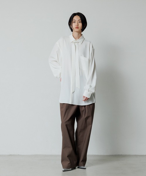 ADAM ET ROPE'（アダムエロペ）の「【ZOZO限定】ドレープとろみ ルーズシルエット ボウタイシャツ / オールシーズン着用可能 / 2Way / ユニセックス / Made by ZOZO（シャツ/ブラウス・メンズ・ベージュ系その他/ダークブラウン/ホワイト/ライトグレー/ブラック・L/M/S）」の10枚目の写真