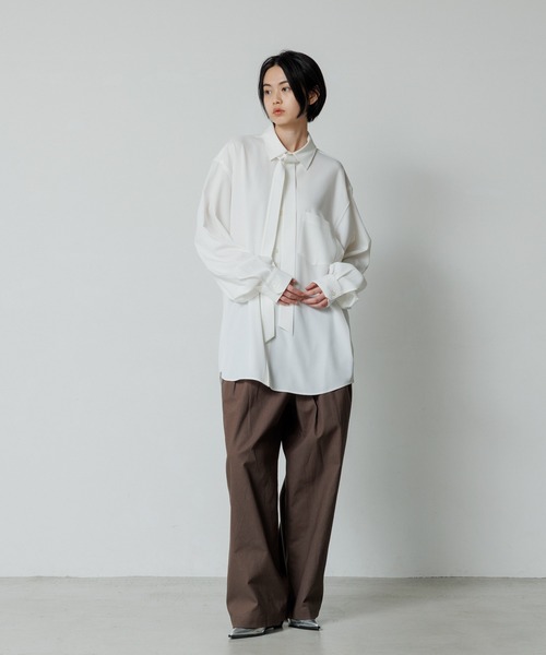 ADAM ET ROPE'（アダムエロペ）の「【ZOZO限定】ドレープとろみ ルーズシルエット ボウタイシャツ / オールシーズン着用可能 / 2Way / ユニセックス / Made by ZOZO（シャツ/ブラウス・メンズ・ベージュ系その他/ダークブラウン/ホワイト/ライトグレー/ブラック・L/M/S）」の11枚目の写真