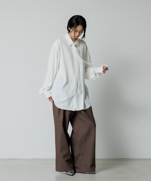 ADAM ET ROPE'（アダムエロペ）の「【ZOZO限定】ドレープとろみ ルーズシルエット ボウタイシャツ / オールシーズン着用可能 / 2Way / ユニセックス / Made by ZOZO（シャツ/ブラウス・メンズ・ベージュ系その他/ダークブラウン/ホワイト/ライトグレー/ブラック・L/M/S）」の12枚目の写真