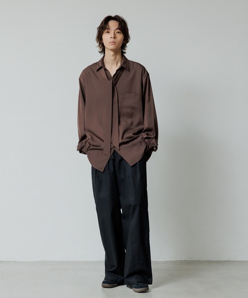 ADAM ET ROPE'（アダムエロペ）の「【ZOZO限定】ドレープとろみ ルーズシルエット ボウタイシャツ / オールシーズン着用可能 / 2Way / ユニセックス / Made by ZOZO（シャツ/ブラウス・メンズ・ベージュ系その他/ダークブラウン/ホワイト/ライトグレー/ブラック・L/M/S）」の21枚目の写真