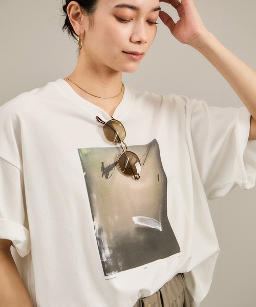 SALON adam et rope'(サロン アダム エ ロペ)の「Yasuko Hirano / 平野泰子 ARTプリントリラックスT(Tシャツ/カットソー・レディース・ホワイト系その他2/ホワイト系その他4/ホワイト・FREE)」の2枚目の写真