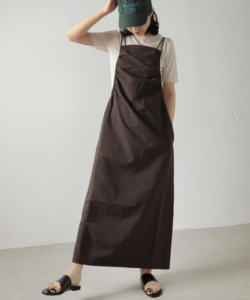 Monocoro toppi(モノコロトッピ)の「撥水加工 ライトサッカー ギャザー キャミワンピース(ワンピース・レディース・ブラウン/レッド/ブラック・フリー)」の3枚目の写真