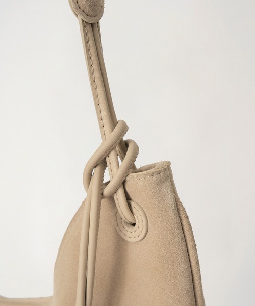 NOTHING WRITTEN(ナッシングリトゥン)の「NOTHING WRITTEN / ナッシングリトゥン MEDIUM SHOULDER SUEDE HOBO BAG ホーボーバッグ 秋服 冬服(ショルダーバッグ・レディース・ライトベージュ/ブラック・FREE)」の15枚目の写真