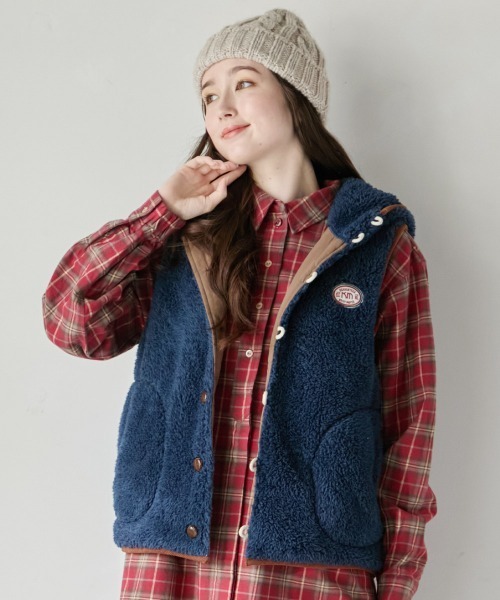 KRIFF MAYER Lady's Collection（クリフメイヤーレディースコレクション）の「【軽い・暖かい】シャギーボアボタンフードベスト（ベスト・レディース・カラフル/ネイビー/ブラック/ブラウン/グレー/グリーン/ナチュラル・MEDIUM/LARGE）」の6枚目の写真