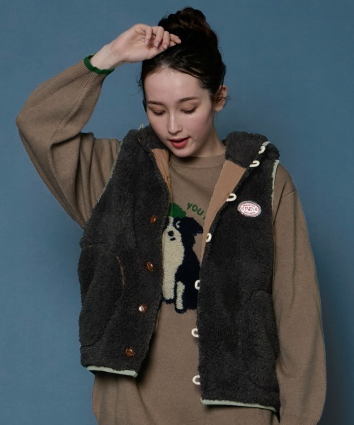 KRIFF MAYER Lady's Collection（クリフメイヤーレディースコレクション）の「【軽い・暖かい】シャギーボアボタンフードベスト（ベスト・レディース・カラフル/ネイビー/ブラック/ブラウン/グレー/グリーン/ナチュラル・MEDIUM/LARGE）」の2枚目の写真