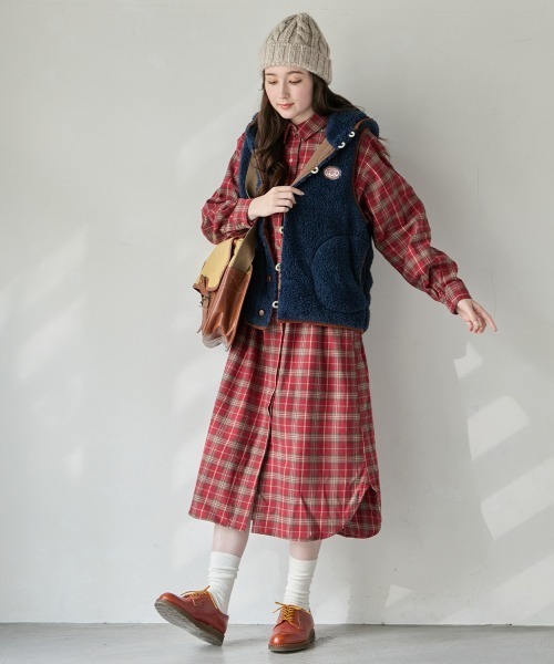 KRIFF MAYER Lady's Collection（クリフメイヤーレディースコレクション）の「【軽い・暖かい】シャギーボアボタンフードベスト（ベスト・レディース・カラフル/ネイビー/ブラック/ブラウン/グレー/グリーン/ナチュラル・MEDIUM/LARGE）」の13枚目の写真