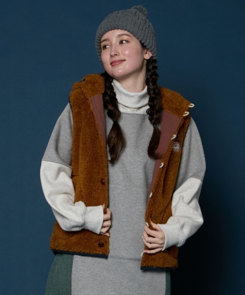 KRIFF MAYER Lady's Collection（クリフメイヤーレディースコレクション）の「【軽い・暖かい】シャギーボアボタンフードベスト（ベスト・レディース・カラフル/ネイビー/ブラック/ブラウン/グレー/グリーン/ナチュラル・MEDIUM/LARGE）」の10枚目の写真