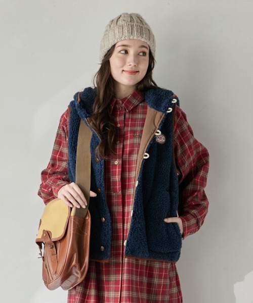 KRIFF MAYER Lady's Collection（クリフメイヤーレディースコレクション）の「【軽い・暖かい】シャギーボアボタンフードベスト（ベスト・レディース・カラフル/ネイビー/ブラック/ブラウン/グレー/グリーン/ナチュラル・MEDIUM/LARGE）」の8枚目の写真