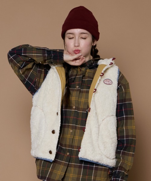 KRIFF MAYER Lady's Collection（クリフメイヤーレディースコレクション）の「【軽い・暖かい】シャギーボアボタンフードベスト（ベスト・レディース・カラフル/ネイビー/ブラック/ブラウン/グレー/グリーン/ナチュラル・MEDIUM/LARGE）」の9枚目の写真
