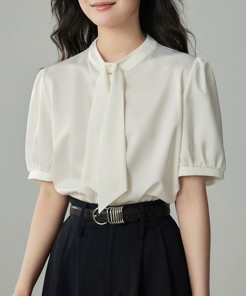 Lace Ladies(レースレディース)の「ソリッドカラー ボウタイ クルーネック パフスリーブ ブラウス(シャツ/ブラウス・レディース・ホワイト・XL/M/S)」の1枚目の写真