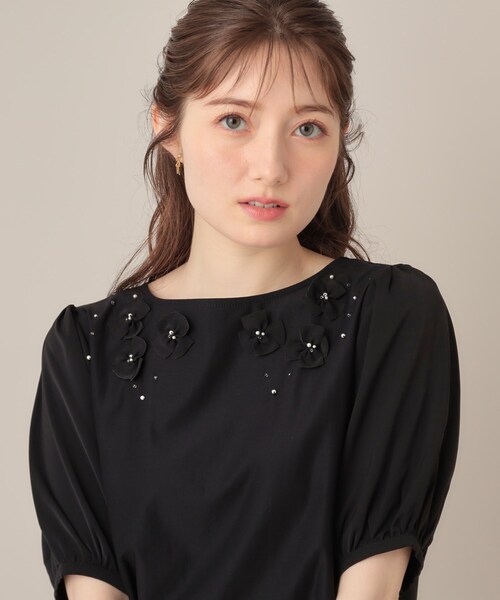 couture brooch（クチュールブローチ）の「【接触冷感・UVカット】シフォンフラワーエンブロドッキングカットソー（Tシャツ/カットソー・レディース・ブラック/グリーン系/ピンク系・36/38/42）」の2枚目の写真