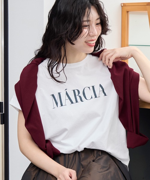 MICA&DEAL(マイカ&ディール)の「"MARCIA"ヘムラウンドロゴプリントTシャツ〈2サイズ展開〉(Tシャツ/カットソー・レディース・オレンジ/スミクロ/ホワイト/レンガ・36/38)」の2枚目の写真