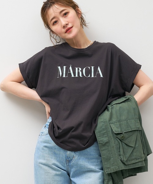MICA&DEAL(マイカ&ディール)の「"MARCIA"ヘムラウンドロゴプリントTシャツ〈2サイズ展開〉(Tシャツ/カットソー・レディース・オレンジ/スミクロ/ホワイト/レンガ・36/38)」の1枚目の写真