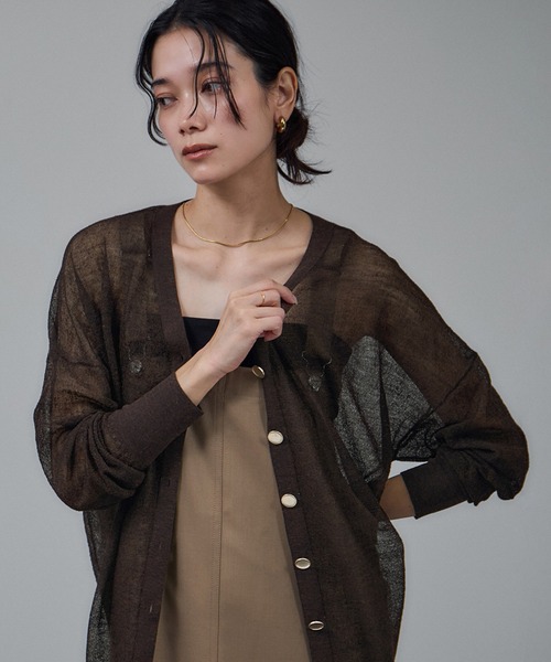 SALON adam et rope'（サロン アダム エ ロペ）の「ウール混シアークレープVネックカーディガン（カーディガン/ボレロ・レディース・ベージュ/ブラック/ダークブラウン・FREE）」の3枚目の写真