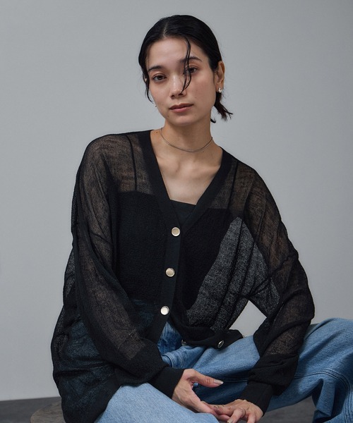 SALON adam et rope'（サロン アダム エ ロペ）の「ウール混シアークレープVネックカーディガン（カーディガン/ボレロ・レディース・ベージュ/ブラック/ダークブラウン・FREE）」の2枚目の写真