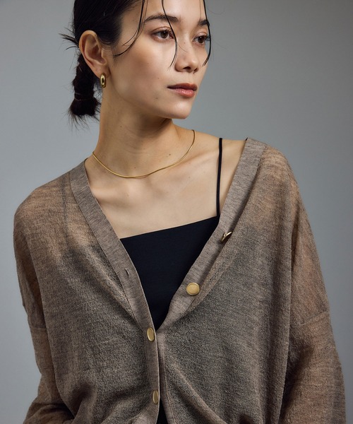 SALON adam et rope'（サロン アダム エ ロペ）の「ウール混シアークレープVネックカーディガン（カーディガン/ボレロ・レディース・ベージュ/ブラック/ダークブラウン・FREE）」の4枚目の写真