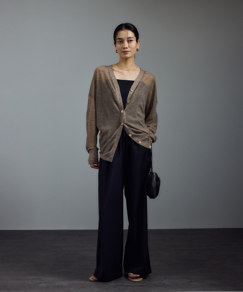 SALON adam et rope'（サロン アダム エ ロペ）の「ウール混シアークレープVネックカーディガン（カーディガン/ボレロ・レディース・ベージュ/ブラック/ダークブラウン・FREE）」の5枚目の写真