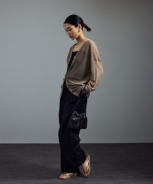 SALON adam et rope'（サロン アダム エ ロペ）の「ウール混シアークレープVネックカーディガン（カーディガン/ボレロ・レディース・ベージュ/ブラック/ダークブラウン・FREE）」の6枚目の写真