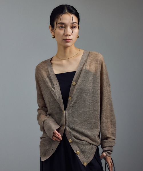 SALON adam et rope'（サロン アダム エ ロペ）の「ウール混シアークレープVネックカーディガン（カーディガン/ボレロ・レディース・ベージュ/ブラック/ダークブラウン・FREE）」の7枚目の写真