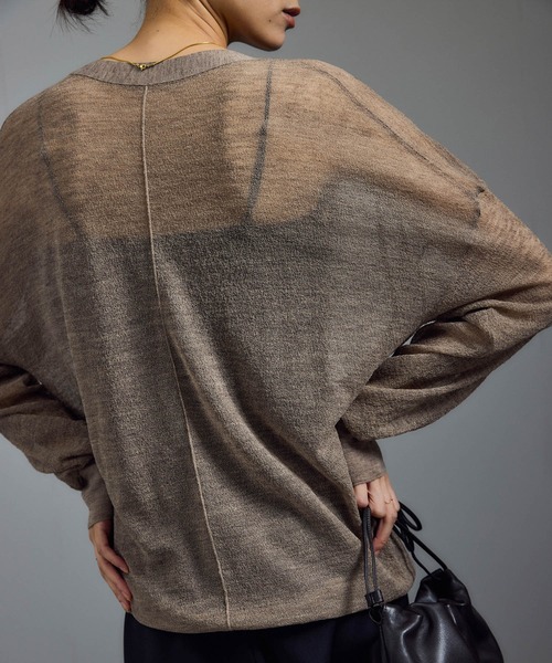 SALON adam et rope'（サロン アダム エ ロペ）の「ウール混シアークレープVネックカーディガン（カーディガン/ボレロ・レディース・ベージュ/ブラック/ダークブラウン・FREE）」の8枚目の写真