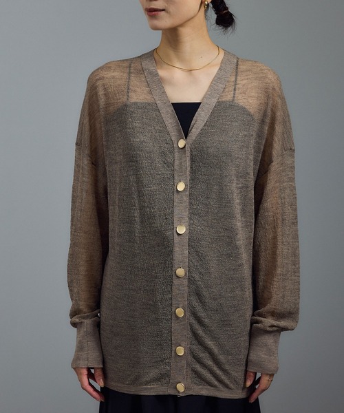 SALON adam et rope'（サロン アダム エ ロペ）の「ウール混シアークレープVネックカーディガン（カーディガン/ボレロ・レディース・ベージュ/ブラック/ダークブラウン・FREE）」の9枚目の写真