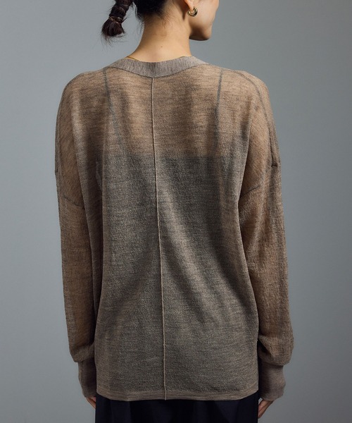 SALON adam et rope'（サロン アダム エ ロペ）の「ウール混シアークレープVネックカーディガン（カーディガン/ボレロ・レディース・ベージュ/ブラック/ダークブラウン・FREE）」の11枚目の写真