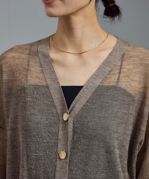 SALON adam et rope'（サロン アダム エ ロペ）の「ウール混シアークレープVネックカーディガン（カーディガン/ボレロ・レディース・ベージュ/ブラック/ダークブラウン・FREE）」の12枚目の写真