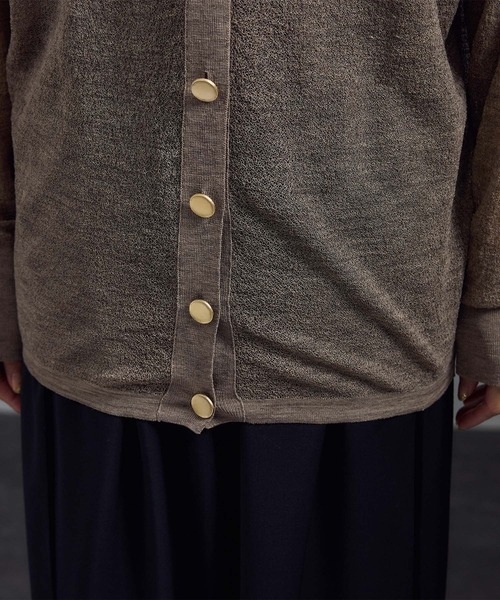 SALON adam et rope'（サロン アダム エ ロペ）の「ウール混シアークレープVネックカーディガン（カーディガン/ボレロ・レディース・ベージュ/ブラック/ダークブラウン・FREE）」の14枚目の写真