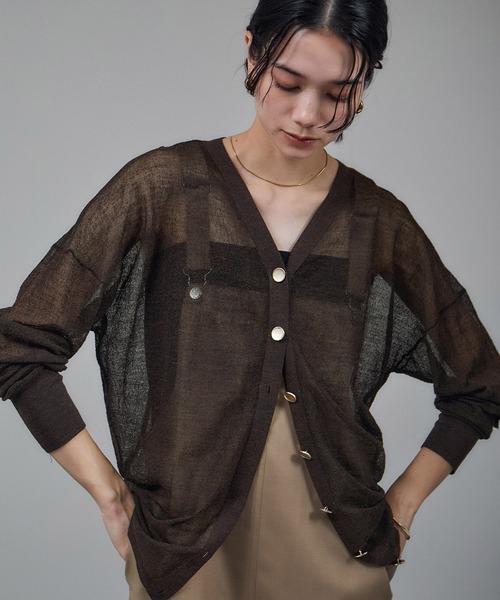 SALON adam et rope'（サロン アダム エ ロペ）の「ウール混シアークレープVネックカーディガン（カーディガン/ボレロ・レディース・ベージュ/ブラック/ダークブラウン・FREE）」の18枚目の写真