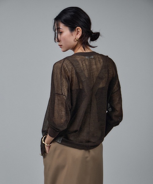 SALON adam et rope'（サロン アダム エ ロペ）の「ウール混シアークレープVネックカーディガン（カーディガン/ボレロ・レディース・ベージュ/ブラック/ダークブラウン・FREE）」の21枚目の写真