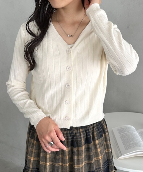 CLEA(クレア)の「Vネックリブニットカーディガン(Tシャツ/カットソー・レディース・ベージュ/グレー/レッド/ホワイト/ブラック/アイボリー・FREE)」の2枚目の写真