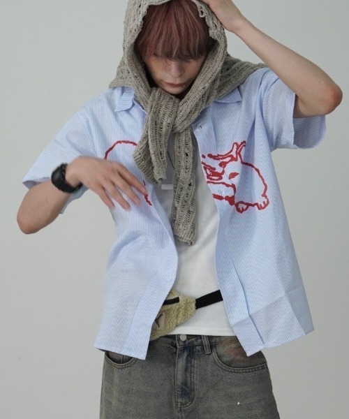 Never mind the XU / Chikashitsu+（ネバーマインド ザ エックスユー / チカシツプラス）の「【Nerd out XU】rabbit stripe short sleeve shirt / 【ナードアウトエックスユー】ラビットプリントストライプボーダー半袖シャツ（シャツ/ブラウス・メンズ・ブルー・L）」の3枚目の写真