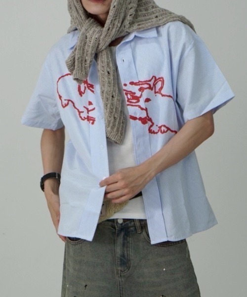 Never mind the XU / Chikashitsu+（ネバーマインド ザ エックスユー / チカシツプラス）の「【Nerd out XU】rabbit stripe short sleeve shirt / 【ナードアウトエックスユー】ラビットプリントストライプボーダー半袖シャツ（シャツ/ブラウス・メンズ・ブルー・L）」の2枚目の写真