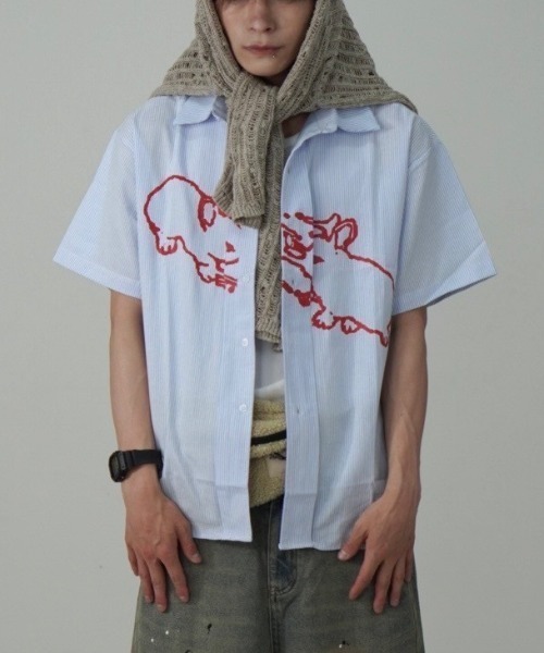 Never mind the XU / Chikashitsu+（ネバーマインド ザ エックスユー / チカシツプラス）の「【Nerd out XU】rabbit stripe short sleeve shirt / 【ナードアウトエックスユー】ラビットプリントストライプボーダー半袖シャツ（シャツ/ブラウス・メンズ・ブルー・L）」の4枚目の写真