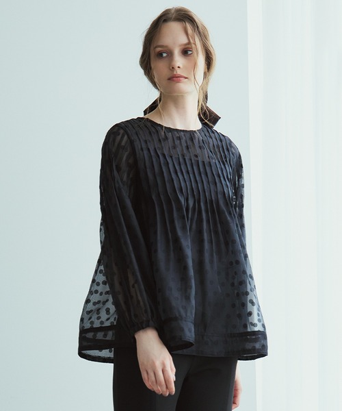 UNIVERVAL MUSE（ユニバーバル ミューズ）の「ノアールドット_ピンタックドットJQブラウス（シャツ/ブラウス・レディース・ブラック/グレイッシュブルー・2）」の2枚目の写真