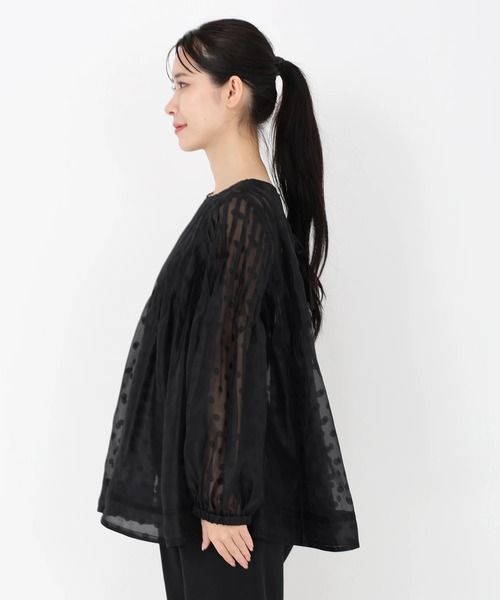 UNIVERVAL MUSE（ユニバーバル ミューズ）の「ノアールドット_ピンタックドットJQブラウス（シャツ/ブラウス・レディース・ブラック/グレイッシュブルー・2）」の7枚目の写真