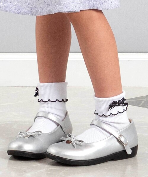 BeBe（ベベ）の「リボンポイントスカラップ折り返しソックス(11~24cm)（ソックス/靴下・キッズ・ホワイト/ブラック・15.0cm/21.0cm/24.0cm/13.0cm/17.0cm/19.0cm）」の3枚目の写真