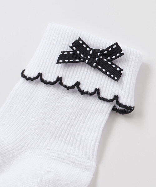 BeBe（ベベ）の「リボンポイントスカラップ折り返しソックス(11~24cm)（ソックス/靴下・キッズ・ホワイト/ブラック・15.0cm/21.0cm/24.0cm/13.0cm/17.0cm/19.0cm）」の4枚目の写真