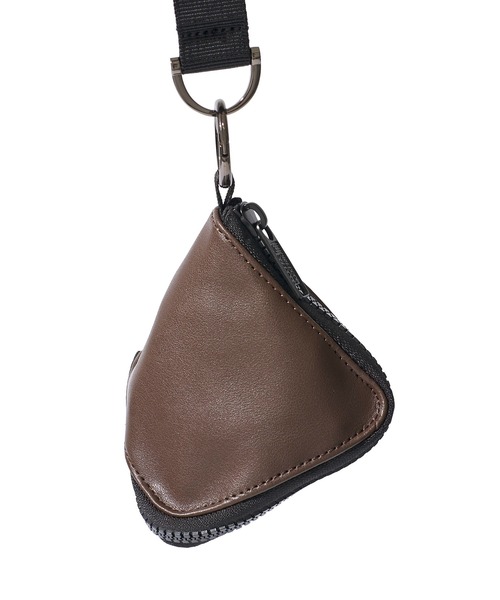 UNIVERSAL OVERALL(ユニバーサルオーバーオール)の「【UNIVERSAL OVERALL】ECO LEATHER PYRAMID / エコレザーピラミッドショルダーバッグ(ショルダーバッグ・レディース・ブラック/ブラウン/シルバーグレー・FREE)」の6枚目の写真