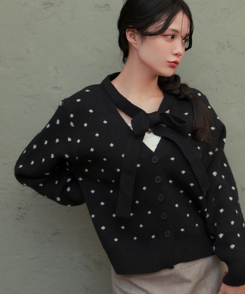 M DOLLY(エムドリー)の「ribbon dot viviana cardigan/リボンドットヴィヴィアナカーディガン(カーディガン/ボレロ・レディース・ブラック/グレー・FREE)」の4枚目の写真