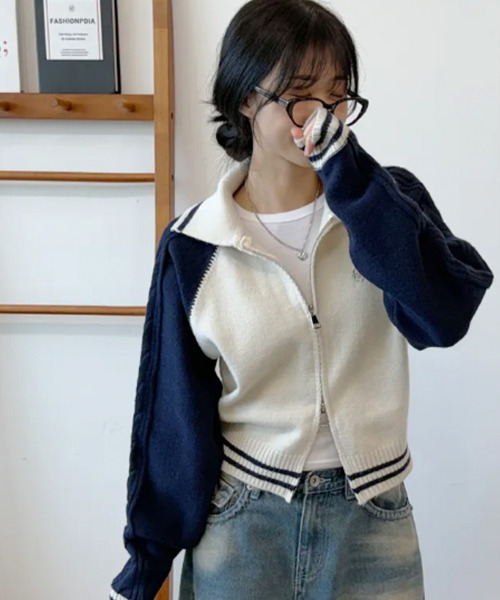 VIVID LADY(ビビッドレディー)の「配色ラグラン ケーブルスリーブ ショート丈ダブルジップニット(ニット/セーター・レディース・レッド/ライトブルー/クリーム・FREE)」の18枚目の写真