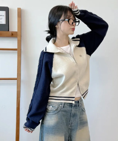 VIVID LADY(ビビッドレディー)の「配色ラグラン ケーブルスリーブ ショート丈ダブルジップニット(ニット/セーター・レディース・レッド/ライトブルー/クリーム・FREE)」の19枚目の写真