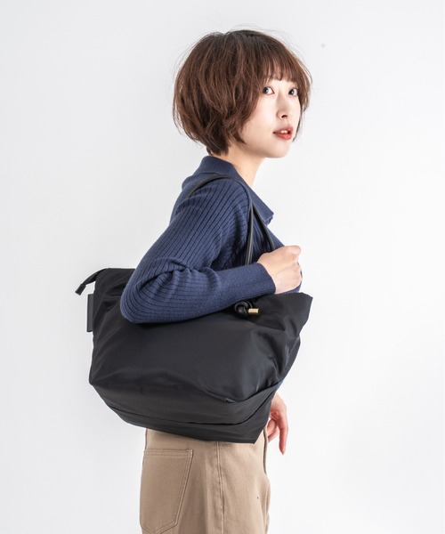 VIOLAd'ORO(ヴィオラドーロ)の「【VIOLAd'ORO/ヴィオラドーロ】ノットハンドル ナイロントートバッグ BIANCA Mサイズ A4対応・通勤バッグ(トートバッグ・レディース・ブラック/グレー系その他/チャコールグレー/ブラック系その他/ベージュ系その他・FREE)」の6枚目の写真