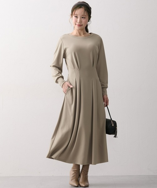 Nissen glamor(ニッセングラマー)の「【大きい胸専用】ウエストタックフレアワンピース(ポケット付)(ワンピース・レディース・ライトベージュ/チャコール・M/L/LL)」の1枚目の写真