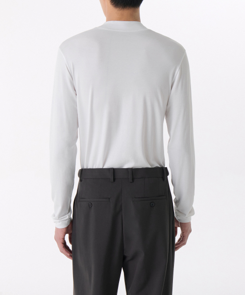 MUSINSA STANDARD（ムシンサスタンダード）の「テンセルスリムモックネック長袖Tシャツ[ホワイト]（Tシャツ/カットソー・メンズ・その他・SMALL/MEDIUM/LARGE/X-LARGE/XX-LARGE）」の2枚目の写真